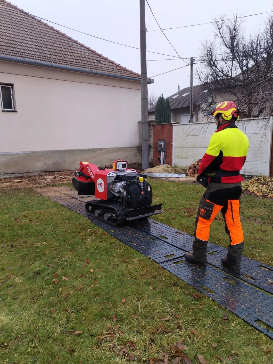 Pňová fréza a odborná obsluha počas frézovania pňov spoločnosťou ARborservis